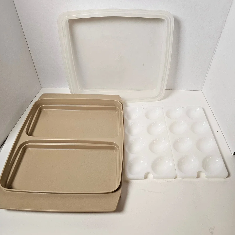 Vintage‎ Tupperware Deviled Egg Carrier 722 Almond Tan 16 Slot 4pc Set with Lid